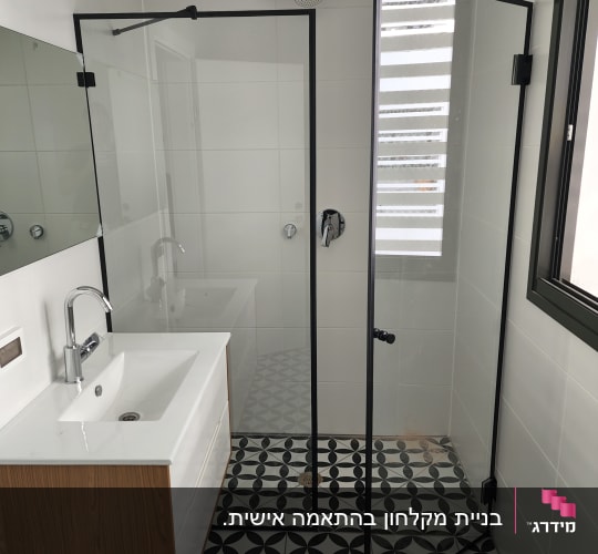 התקנת מקלחון זכוכית פינתי עם פרופיל שחור בחדר רחצה מודרני